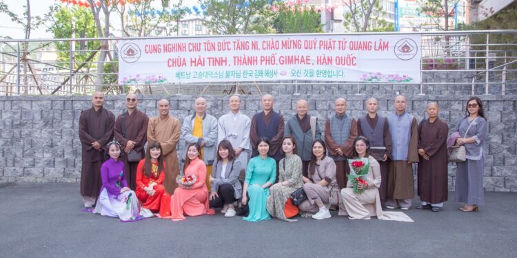 Đoàn Hoằng pháp khóa tu học lần 12 Hội ngộ Hoà thượng (HT) Worl Do Trụ trì chùa Hải Tinh Hàn Quốc