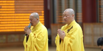 Khoá lễ toạ thiền và sám hối Hồng danh trong ngày đầu tu học – Khoá tu học Phật Pháp lần thứ 12 tại Hàn Quốc